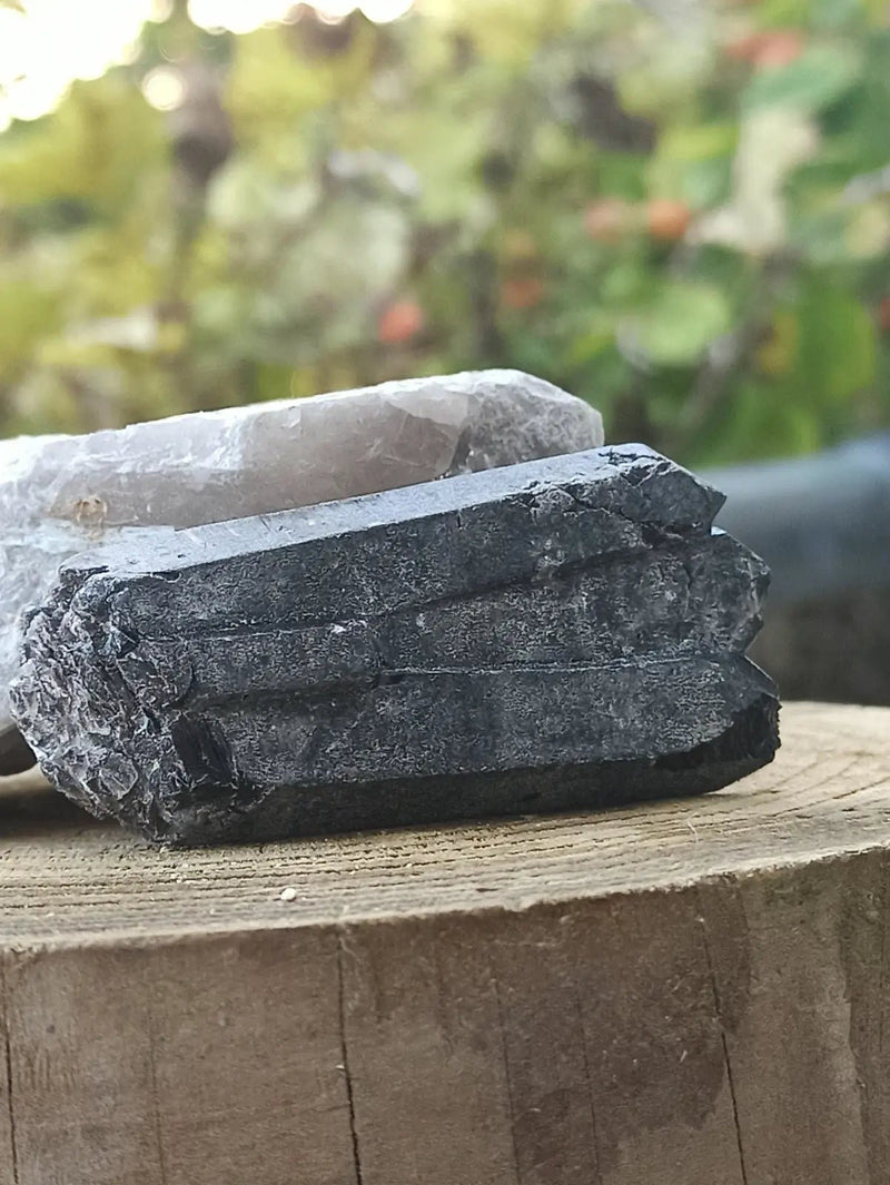 Load image into Gallery viewer, Quartz noir de Mongolie pointe brute Grade A++++ ’RARE’ Quartz noir de Mongolie
