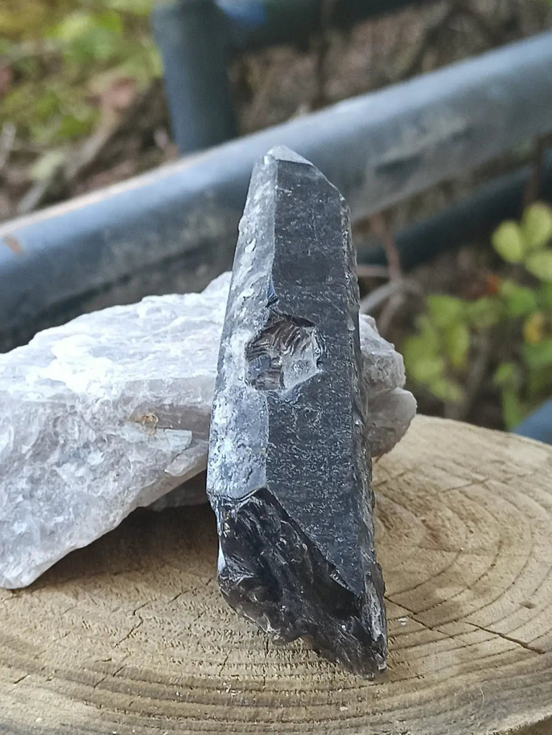 Load image into Gallery viewer, Quartz noir de Mongolie pointe brute Grade A++++ ’RARE’ Quartz noir de Mongolie
