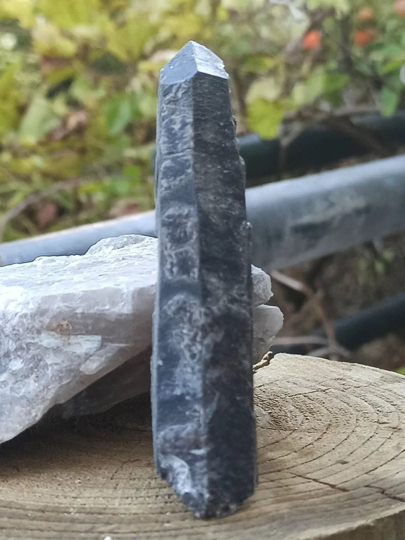 Load image into Gallery viewer, Quartz noir de Mongolie pointe brute Grade A++++ ’RARE’ Quartz noir de Mongolie
