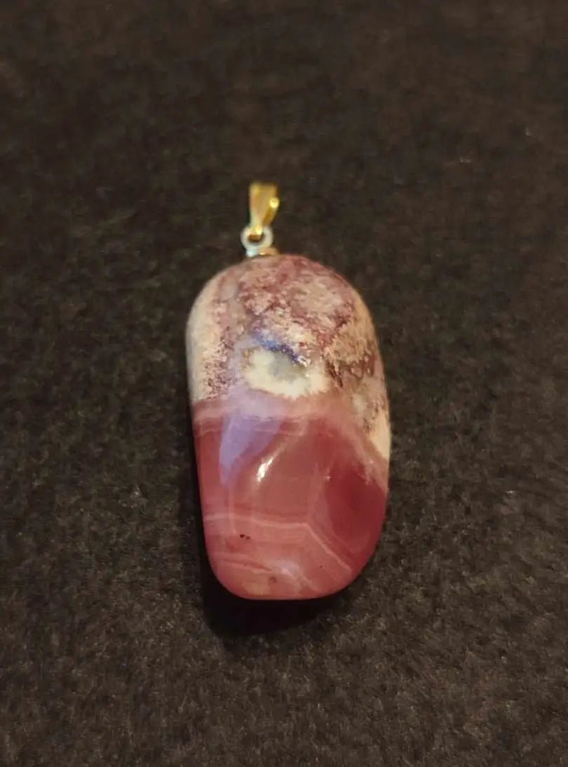 Chargez l&#39;image dans la visionneuse de la galerie, Rhodochroiste cristallisée du Pérou pendentif Grade ’Extra’ (fourni avec cordon) Rhodochrosite cristallisée du Pérou pendentif Grade ’Extra’

