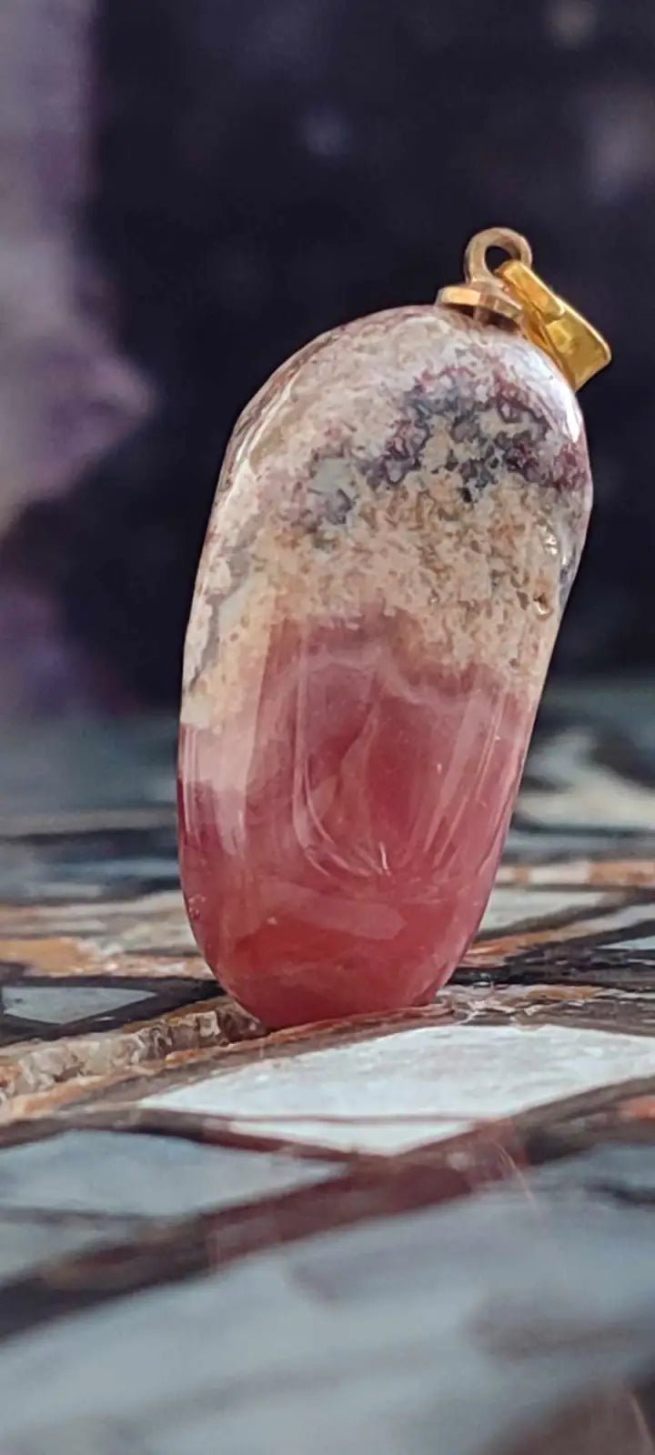 Chargez l&#39;image dans la visionneuse de la galerie, Rhodochroiste cristallisée du Pérou pendentif Grade ’Extra’ (fourni avec cordon) Rhodochrosite cristallisée du Pérou pendentif Grade ’Extra’
