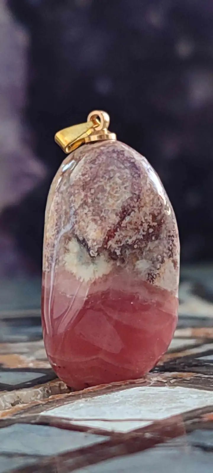 Chargez l&#39;image dans la visionneuse de la galerie, Rhodochroiste cristallisée du Pérou pendentif Grade ’Extra’ (fourni avec cordon) Rhodochrosite cristallisée du Pérou pendentif Grade ’Extra’

