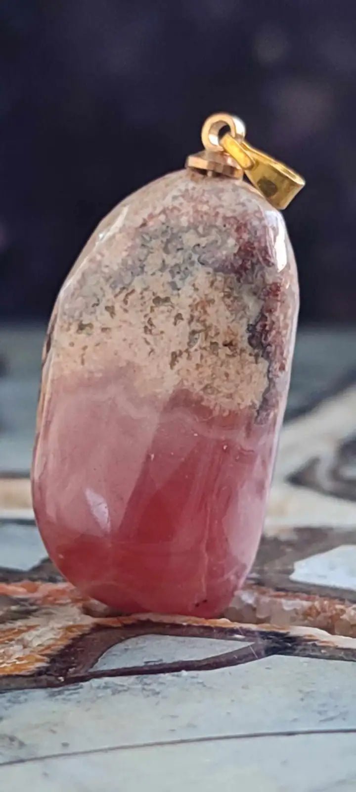 Chargez l&#39;image dans la visionneuse de la galerie, Rhodochroiste cristallisée du Pérou pendentif Grade ’Extra’ (fourni avec cordon) Rhodochrosite cristallisée du Pérou pendentif Grade ’Extra’
