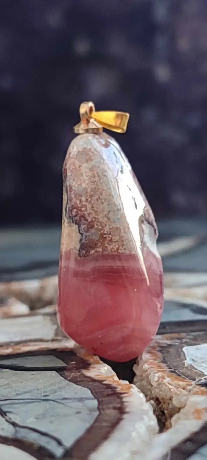 Chargez l&#39;image dans la visionneuse de la galerie, Rhodochroiste cristallisée du Pérou pendentif Grade ’Extra’ (fourni avec cordon) Rhodochrosite cristallisée du Pérou pendentif Grade ’Extra’
