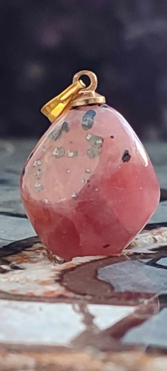 Rhodochrosite cristallisée du Pérou pendentif Grade ’Extra’ (fourni avec cordon) Rhodochrosite cristallisée du Pérou pendentif Grade ’Extra’