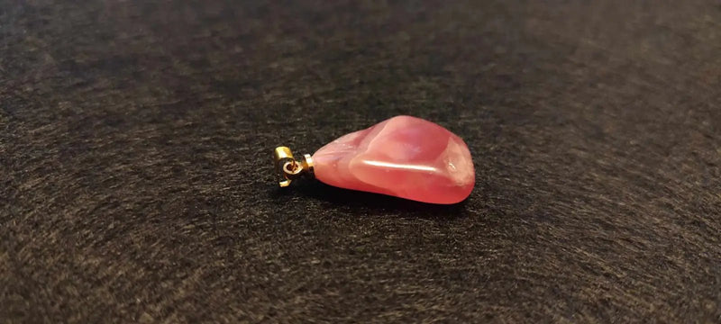 Chargez l&#39;image dans la visionneuse de la galerie, Rhodochrosite cristallisée du Pérou pendentif Grade ’Extra’ (fourni avec cordon) Rhodochrosite cristallisée du Pérou pendentif Grade ’Extra’
