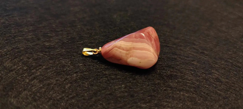 Chargez l&#39;image dans la visionneuse de la galerie, Rhodochrosite cristallisée du Pérou pendentif Grade ’Extra’ (fourni avec cordon) Rhodochrosite cristallisée du Pérou pendentif Grade ’Extra’
