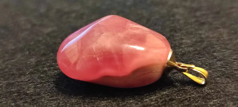 Chargez l&#39;image dans la visionneuse de la galerie, Rhodochrosite cristallisée du Pérou pendentif Grade ’Extra’ (fourni avec cordon) Rhodochrosite cristallisée du Pérou pendentif Grade ’Extra’

