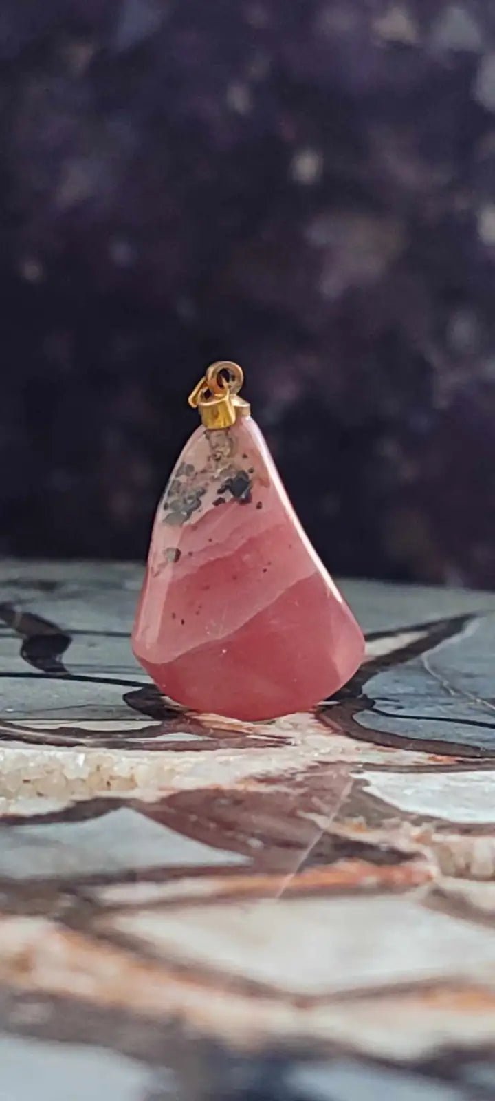 Chargez l&#39;image dans la visionneuse de la galerie, Rhodochrosite cristallisée du Pérou pendentif Grade ’Extra’ (fourni avec cordon) Rhodochrosite cristallisée du Pérou pendentif Grade ’Extra’
