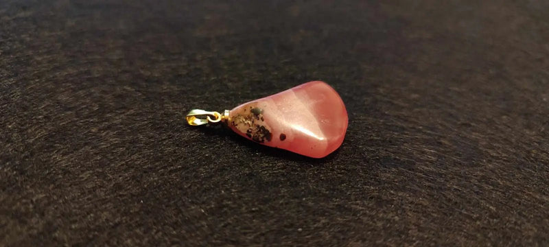 Chargez l&#39;image dans la visionneuse de la galerie, Rhodochrosite cristallisée du Pérou pendentif Grade ’Extra’ (fourni avec cordon) Rhodochrosite cristallisée du Pérou pendentif Grade ’Extra’
