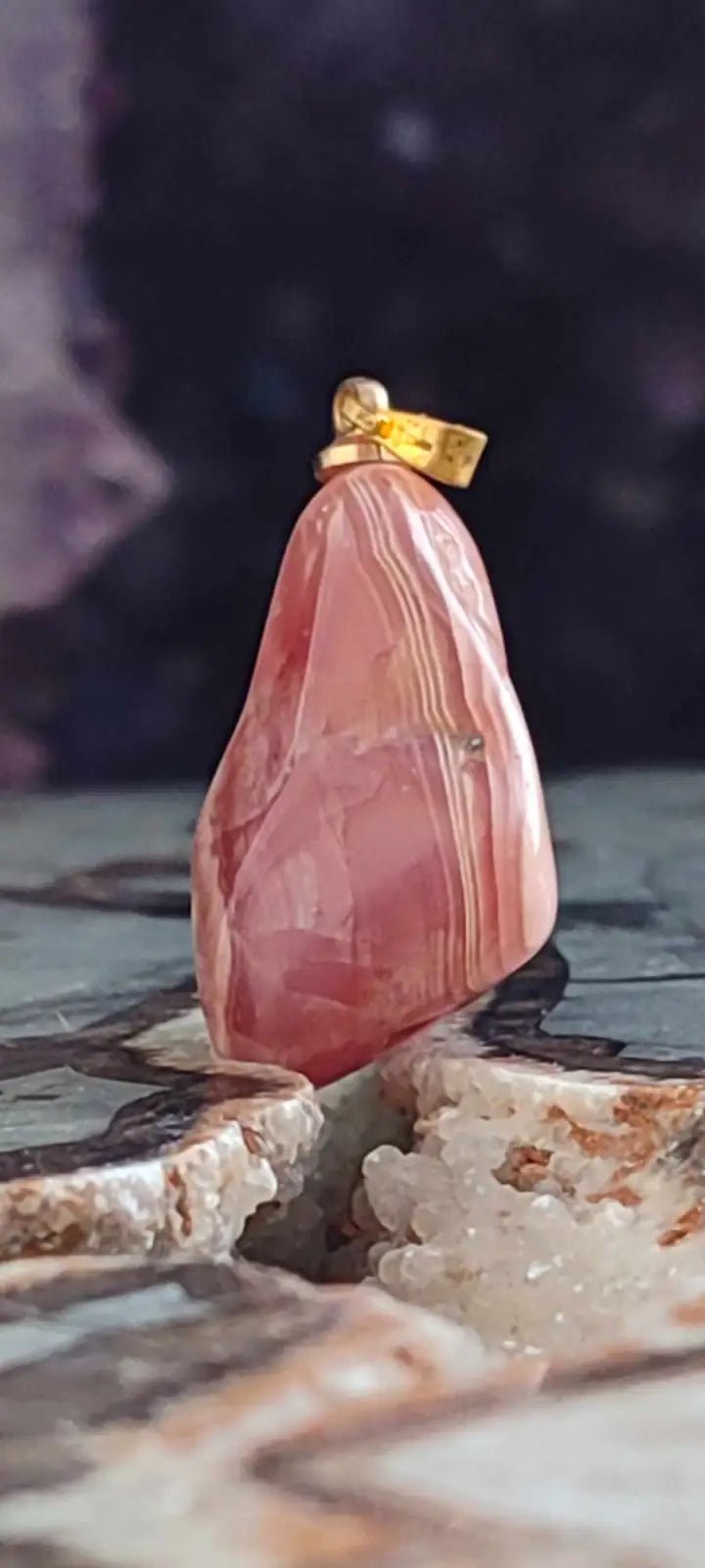Chargez l&#39;image dans la visionneuse de la galerie, Rhodochrosite cristallisée du Pérou pendentif Grade ’Extra’ (fourni avec cordon) Rhodochrosite cristallisée du Pérou pendentif Grade ’Extra’
