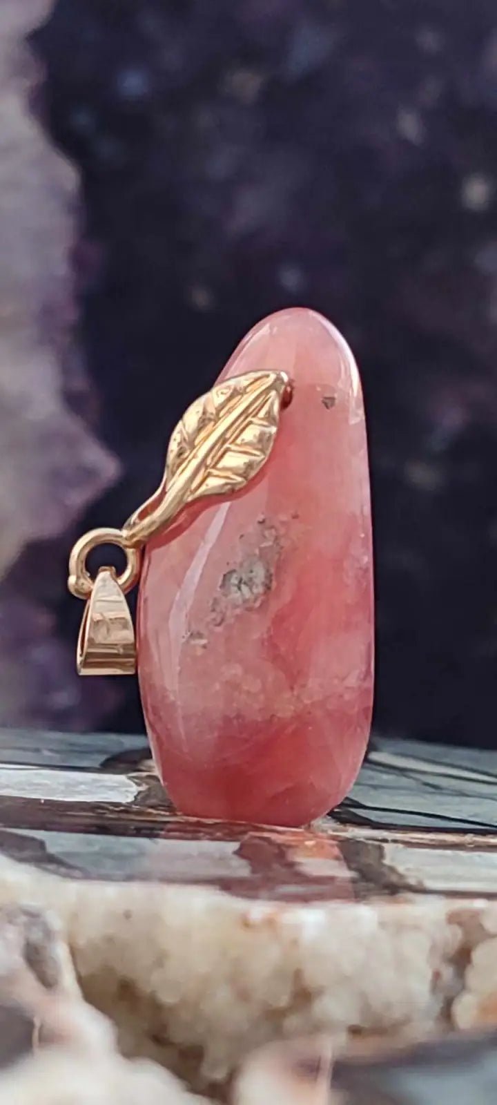 Chargez l&#39;image dans la visionneuse de la galerie, Rhodochrosite cristallisée du Pérou pendentif Grade ’Extra’ (fourni avec cordon) Rhodochrosite cristallisée du Pérou pendentif Grade ’Extra’
