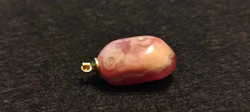 Chargez l&#39;image dans la visionneuse de la galerie, Rhodochrosite cristallisée du Pérou pendentif Grade ’Extra’ (fourni avec cordon) Rhodochrosite cristallisée du Pérou pendentif Grade ’Extra’
