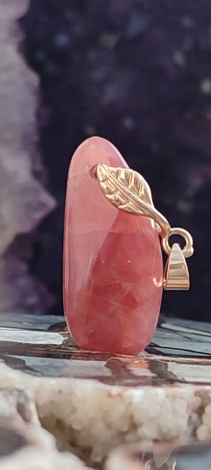 Chargez l&#39;image dans la visionneuse de la galerie, Rhodochrosite cristallisée du Pérou pendentif Grade ’Extra’ (fourni avec cordon) Rhodochrosite cristallisée du Pérou pendentif Grade ’Extra’
