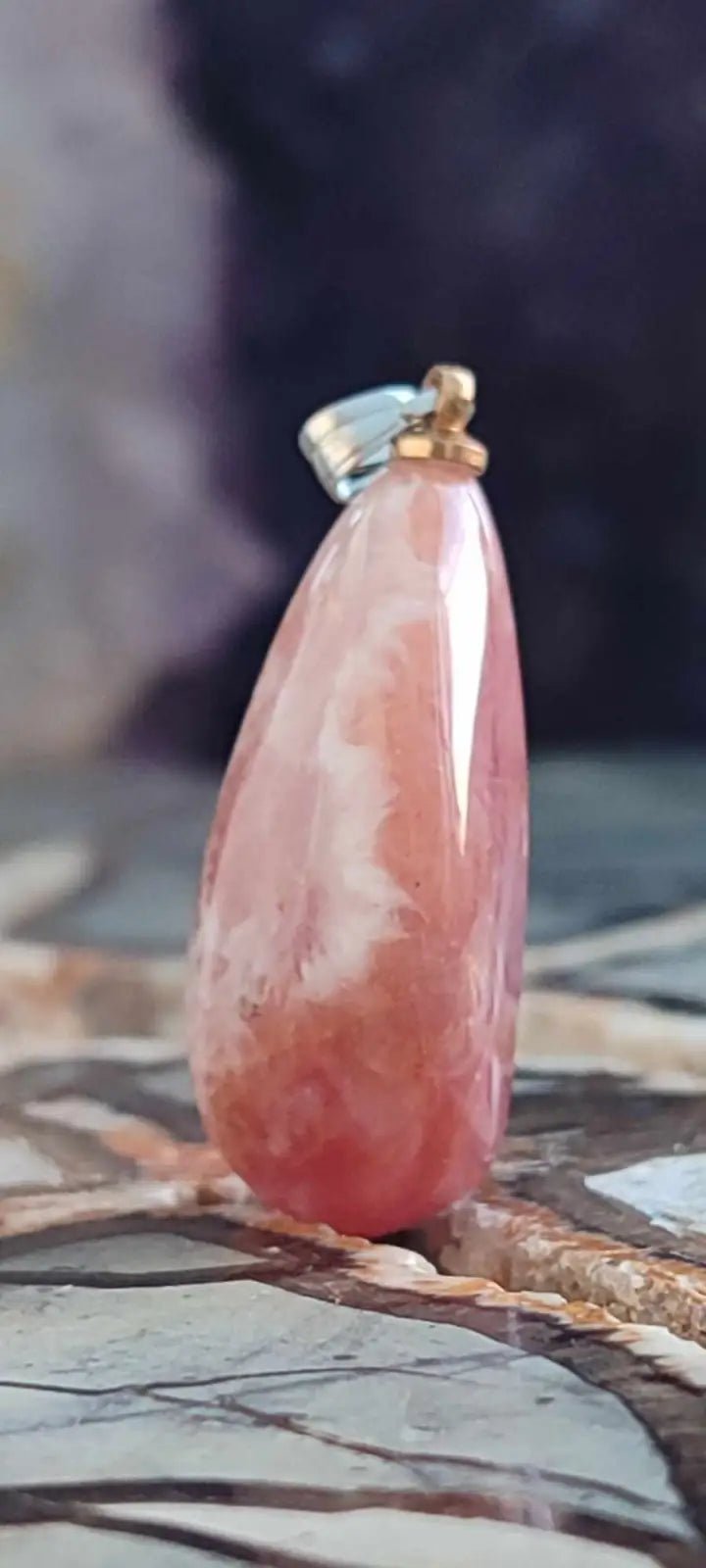 Chargez l&#39;image dans la visionneuse de la galerie, Rhodochrosite cristallisée du Pérou pendentif Grade ’Extra’ (fourni avec cordon) Rhodochrosite cristallisée du Pérou pendentif Grade ’Extra’
