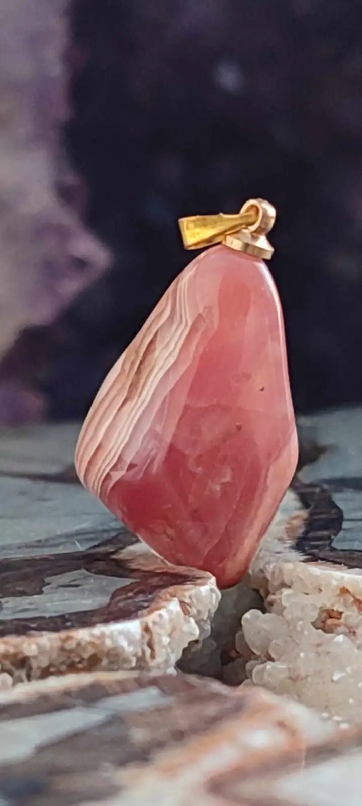 Chargez l&#39;image dans la visionneuse de la galerie, Rhodochrosite cristallisée du Pérou pendentif Grade ’Extra’ (fourni avec cordon) Rhodochrosite cristallisée du Pérou pendentif Grade ’Extra’
