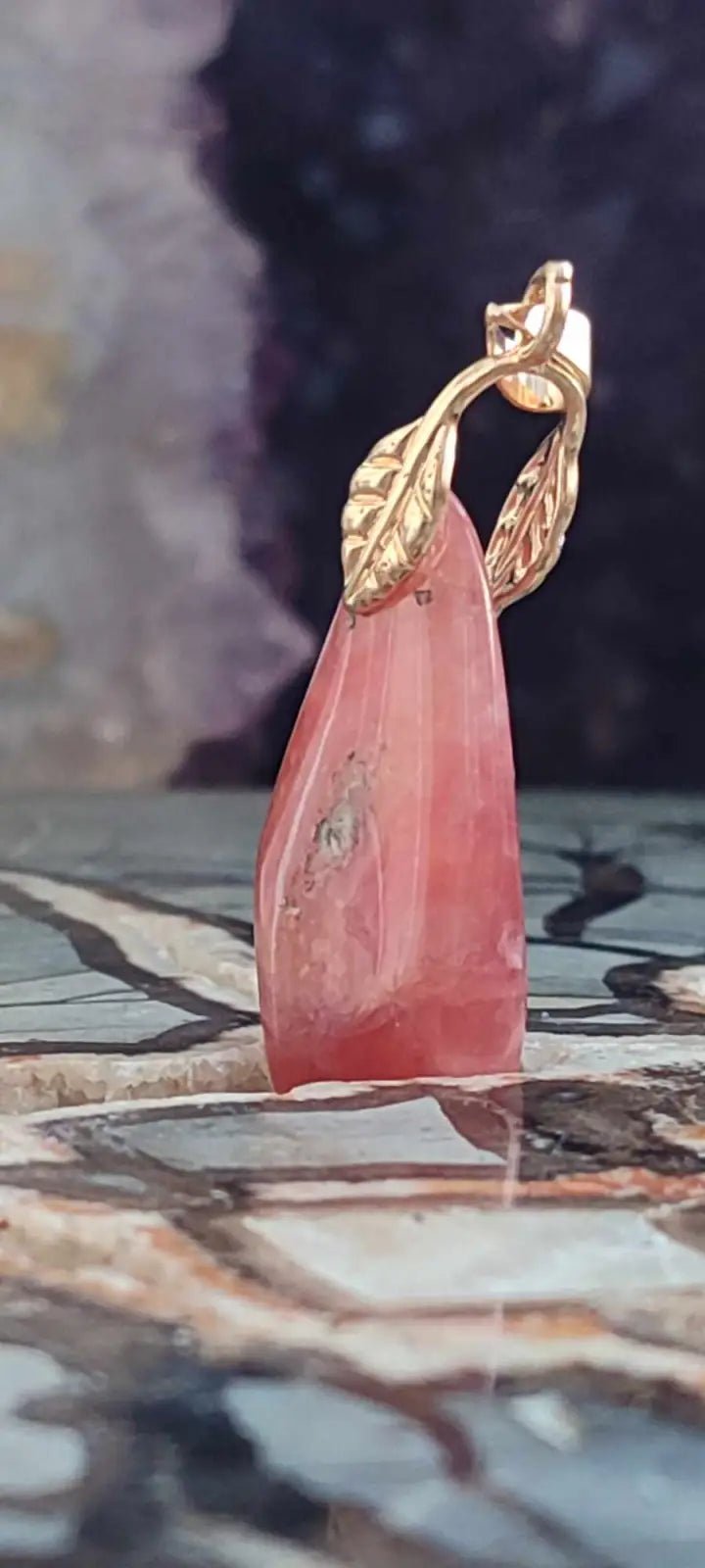 Chargez l&#39;image dans la visionneuse de la galerie, Rhodochrosite cristallisée du Pérou pendentif Grade ’Extra’ (fourni avec cordon) Rhodochrosite cristallisée du Pérou pendentif Grade ’Extra’
