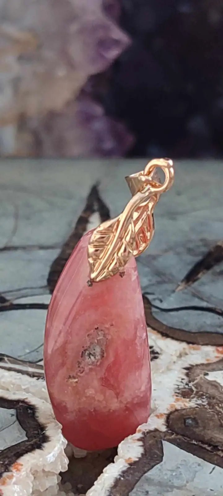 Chargez l&#39;image dans la visionneuse de la galerie, Rhodochrosite cristallisée du Pérou pendentif Grade ’Extra’ (fourni avec cordon) Rhodochrosite cristallisée du Pérou pendentif Grade ’Extra’
