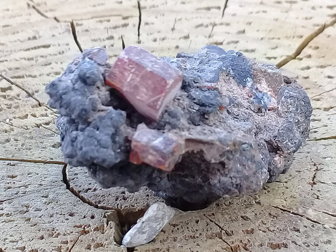 Rhodonite cristallisée du Pérou Grade A ++++ Rhodonite cristallisée du Pérou Dans la besace du p'tit Poucet...   