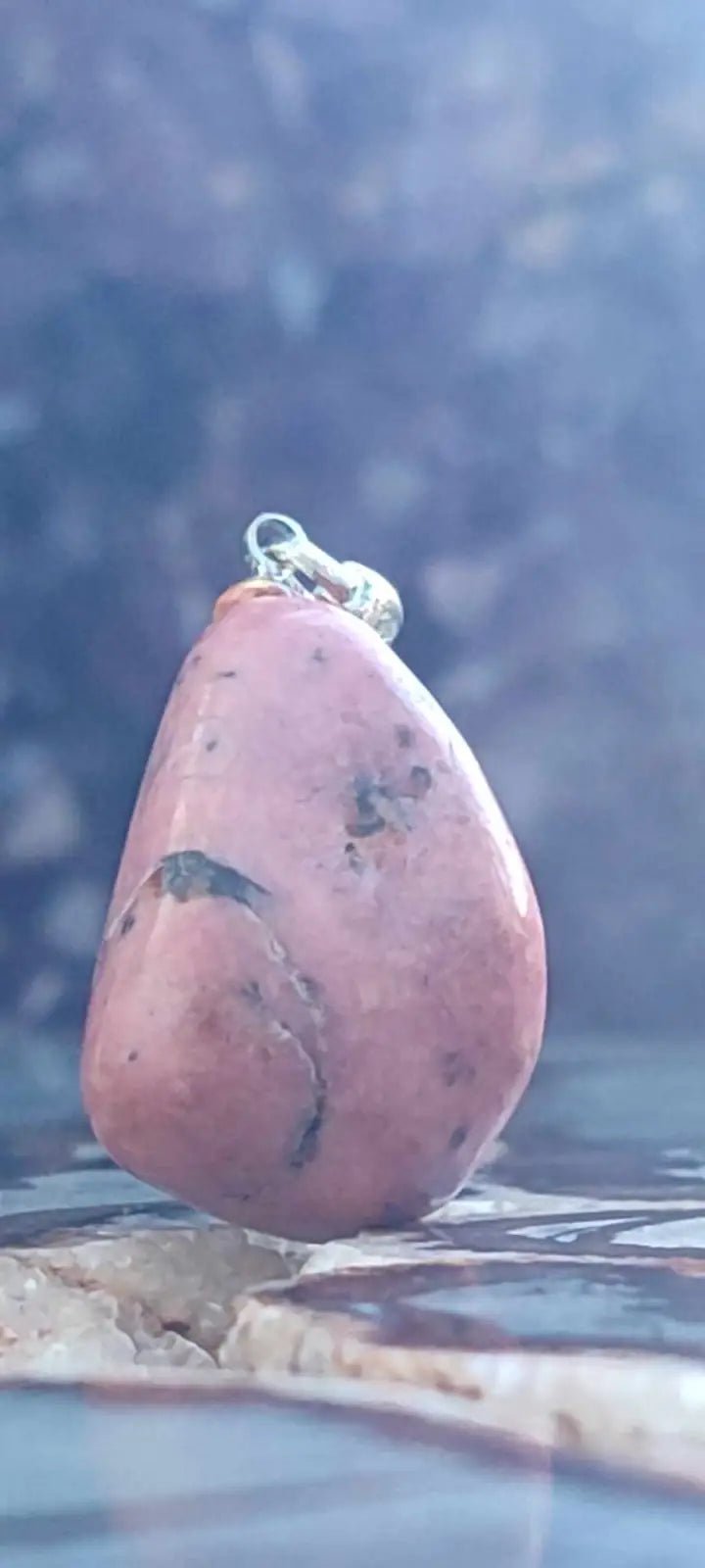 Chargez l&#39;image dans la visionneuse de la galerie, Rhodonite d’Argentine pendentif Grade A++++ (fourni avec cordon) Rhodonite pendentif

