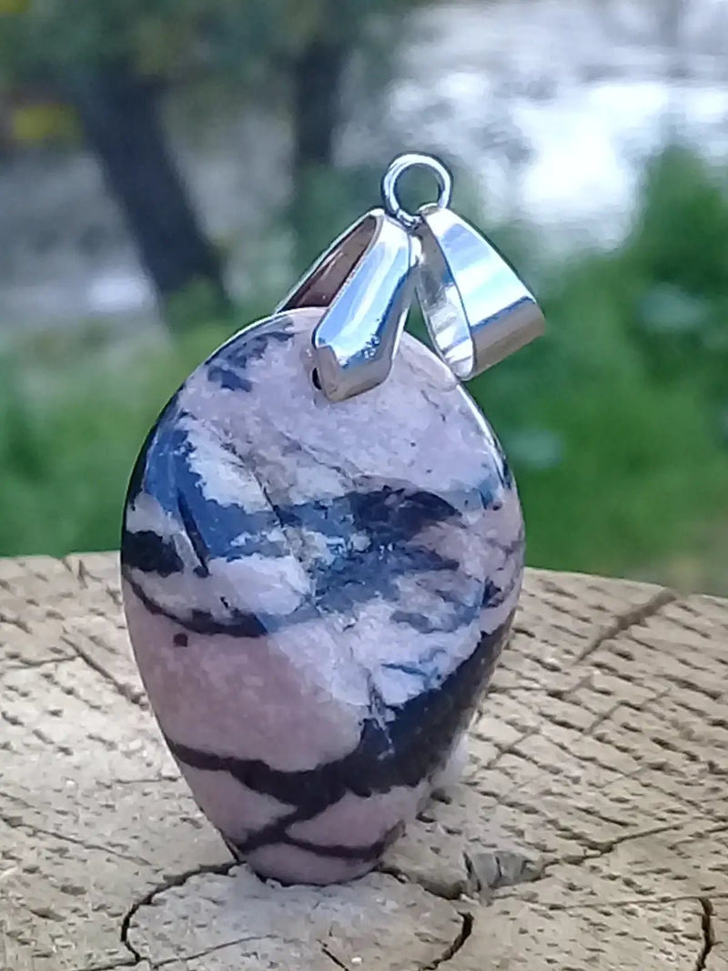 Load image into Gallery viewer, Rhodonite d’Argentine pendentif Grade A ++++ (fourni avec cordon) Rhodonite pendentif
