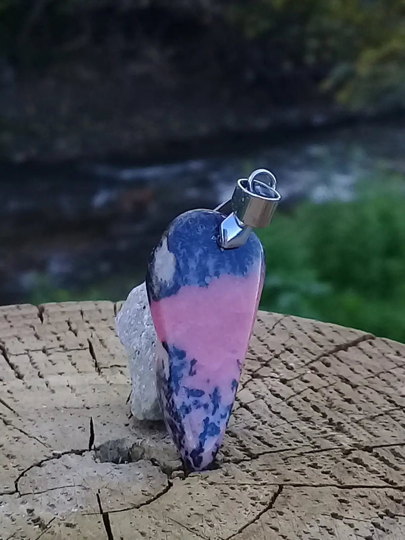 Load image into Gallery viewer, Rhodonite d’Argentine pendentif Grade A ++++ (fourni avec cordon) Rhodonite pendentif
