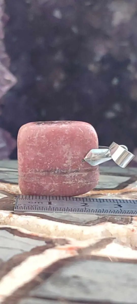 Load image into Gallery viewer, Rhodonite d’Argentine pendentif Grade A ++++ (fourni avec cordon) Rhodonite pendentif
