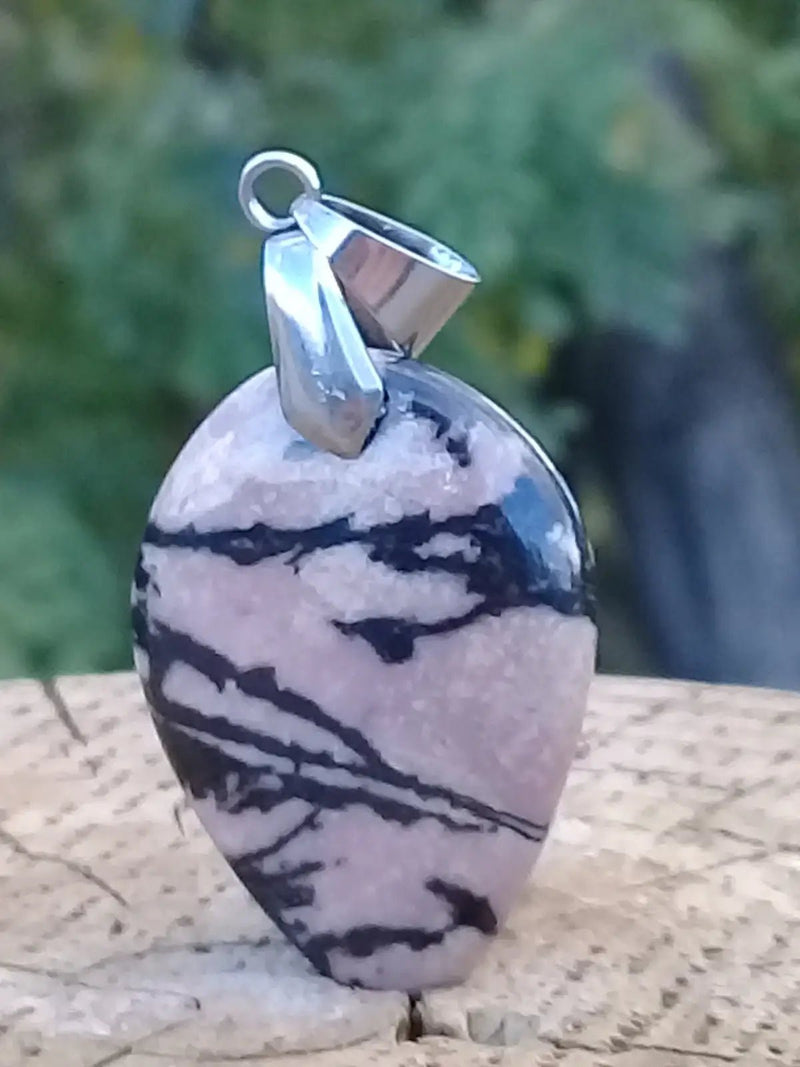 Load image into Gallery viewer, Rhodonite d’Argentine pendentif Grade A ++++ (fourni avec cordon) Rhodonite pendentif
