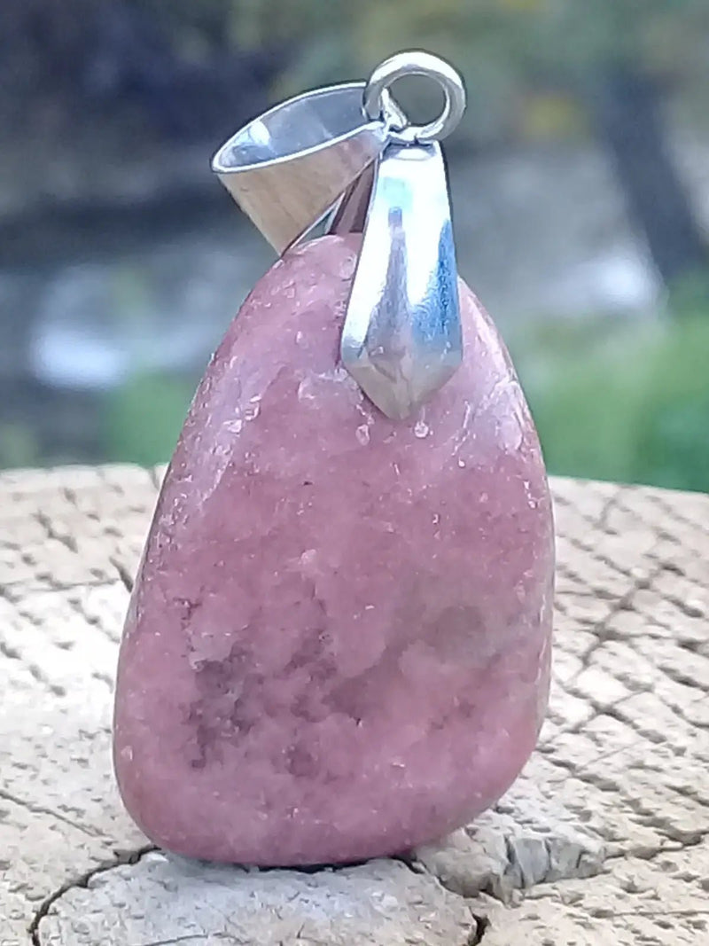Load image into Gallery viewer, Rhodonite d’Argentine pendentif Grade A ++++ (fourni avec cordon) Rhodonite pendentif
