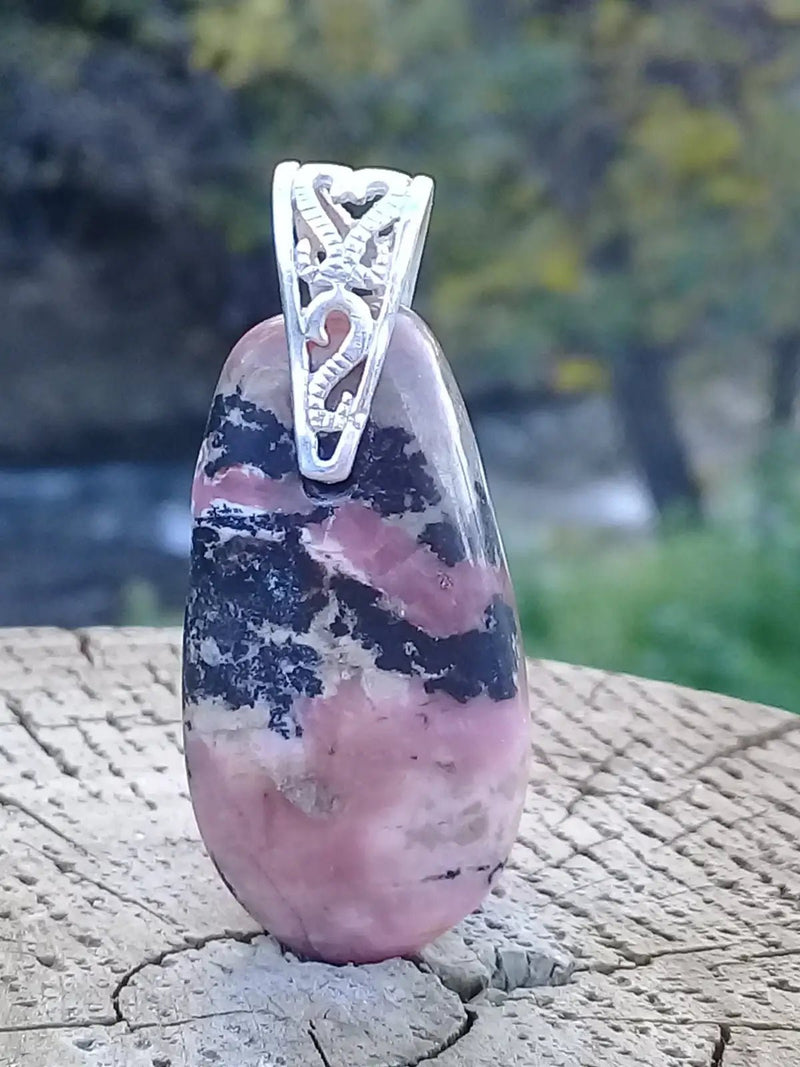 Load image into Gallery viewer, Rhodonite d’Argentine pendentif Grade A ++++ (fourni avec cordon) Rhodonite pendentif
