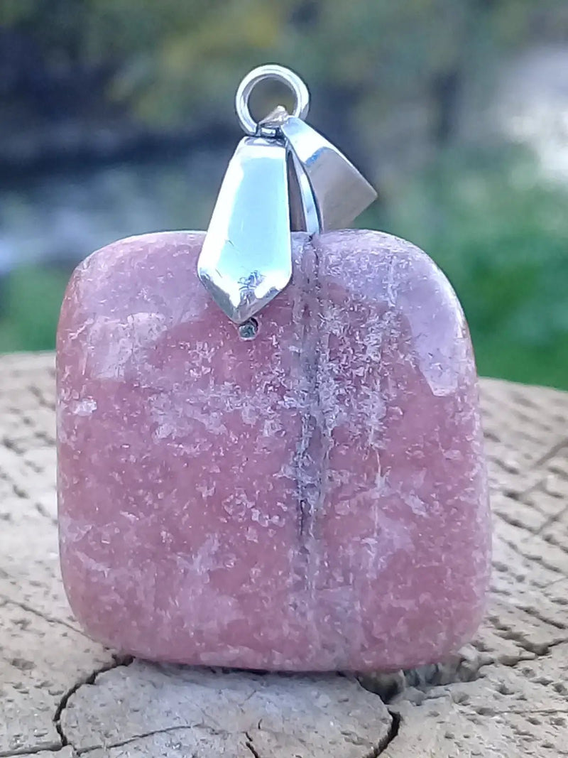 Load image into Gallery viewer, Rhodonite d’Argentine pendentif Grade A ++++ (fourni avec cordon) Rhodonite pendentif
