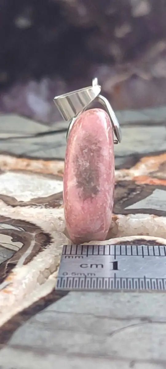 Load image into Gallery viewer, Rhodonite d’Argentine pendentif Grade A ++++ (fourni avec cordon) Rhodonite pendentif
