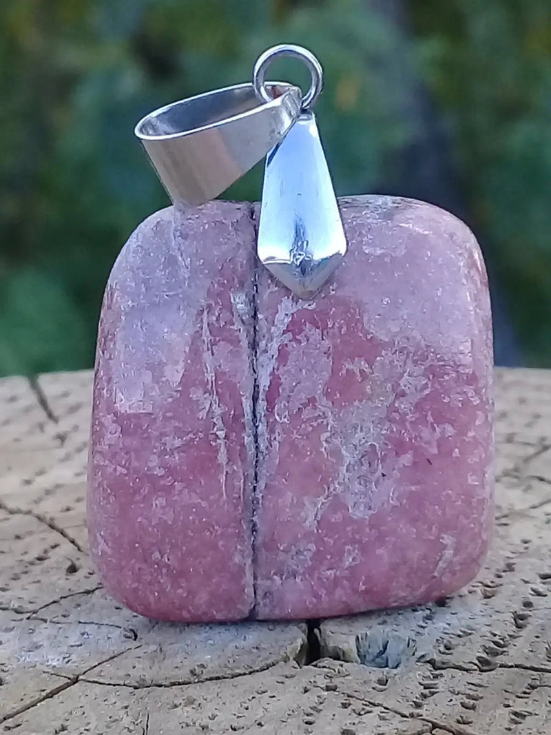 Load image into Gallery viewer, Rhodonite d’Argentine pendentif Grade A ++++ (fourni avec cordon) Rhodonite pendentif
