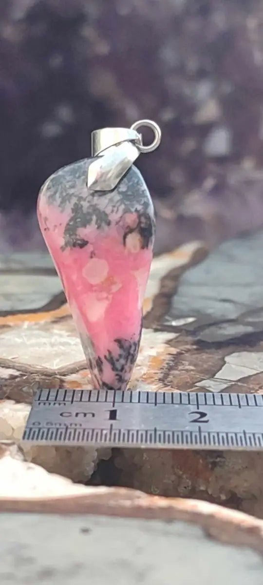 Load image into Gallery viewer, Rhodonite d’Argentine pendentif Grade A ++++ (fourni avec cordon) Rhodonite pendentif
