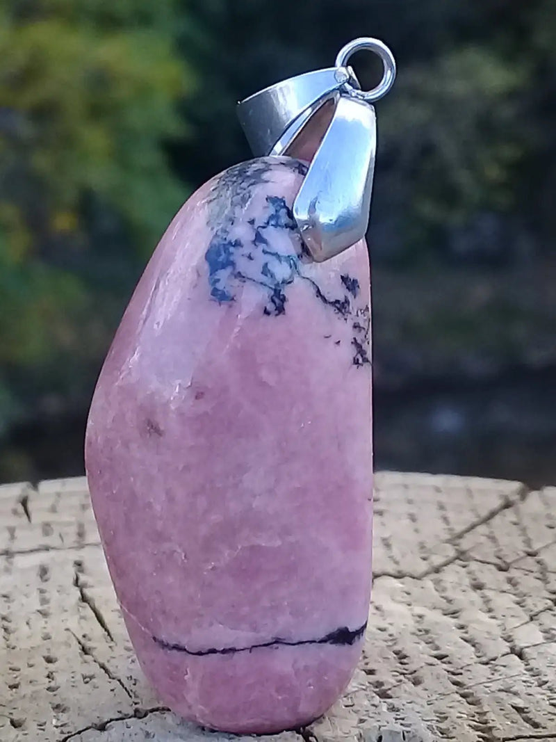 Load image into Gallery viewer, Rhodonite d’Argentine pendentif Grade A ++++ (fourni avec cordon) Rhodonite pendentif
