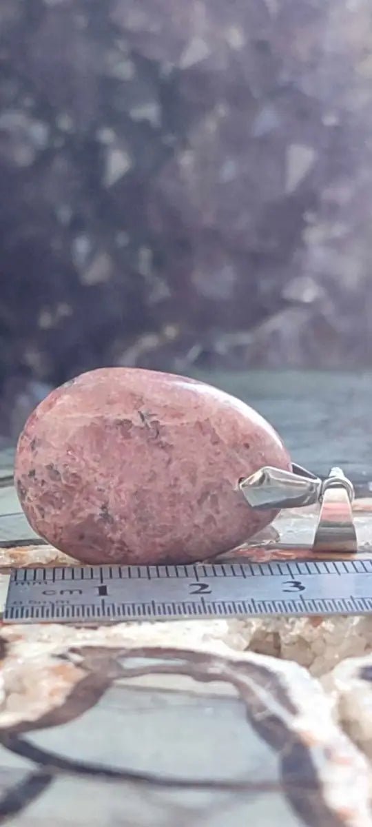 Chargez l'image dans la visionneuse de la galerie, Rhodonite d’Argentine pendentif Grade A ++++ (fourni avec cordon) Rhodonite pendentif

