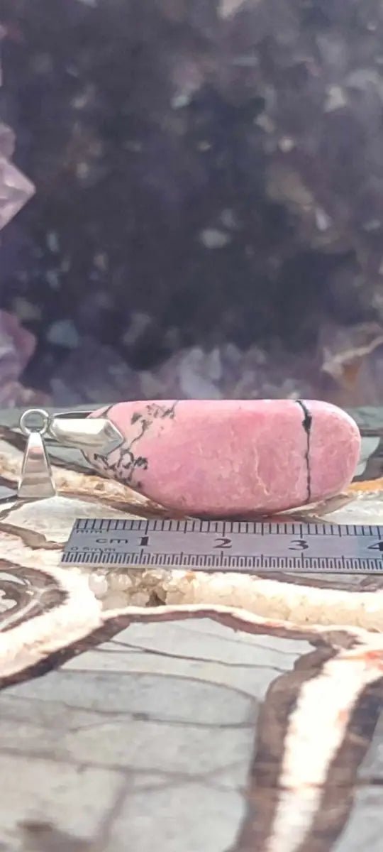 Load image into Gallery viewer, Rhodonite d’Argentine pendentif Grade A ++++ (fourni avec cordon) Rhodonite pendentif
