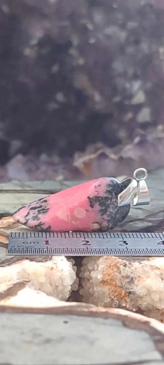 Load image into Gallery viewer, Rhodonite d’Argentine pendentif Grade A ++++ (fourni avec cordon) Rhodonite pendentif
