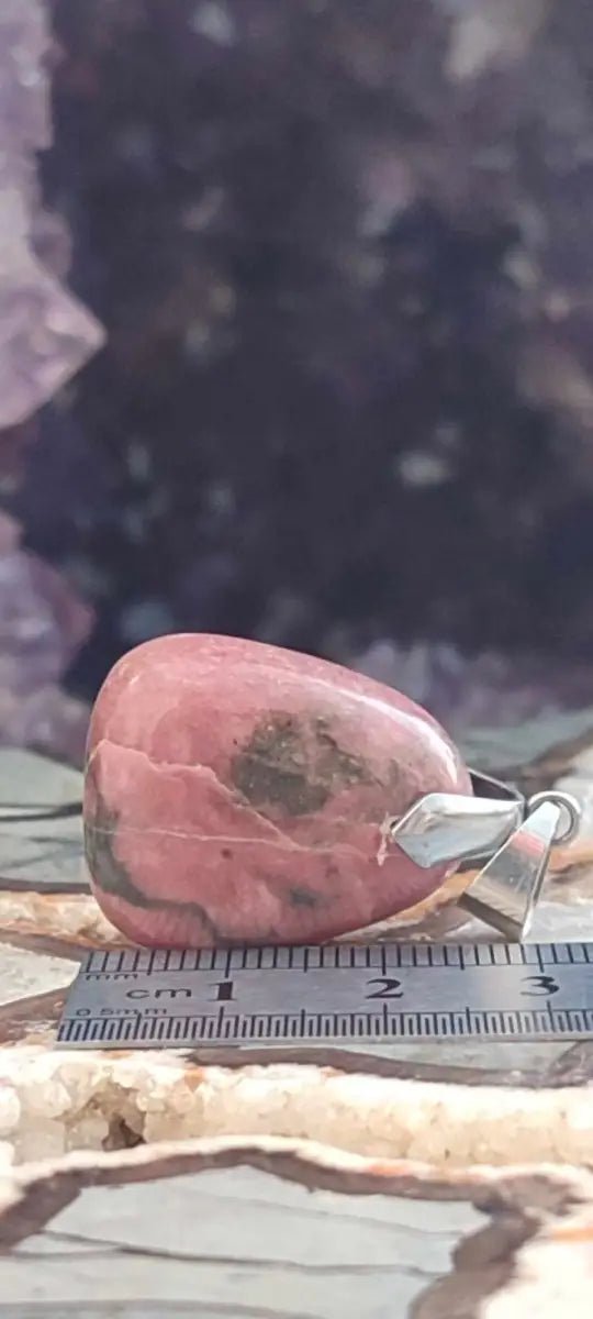 Load image into Gallery viewer, Rhodonite d’Argentine pendentif Grade A ++++ (fourni avec cordon) Rhodonite pendentif
