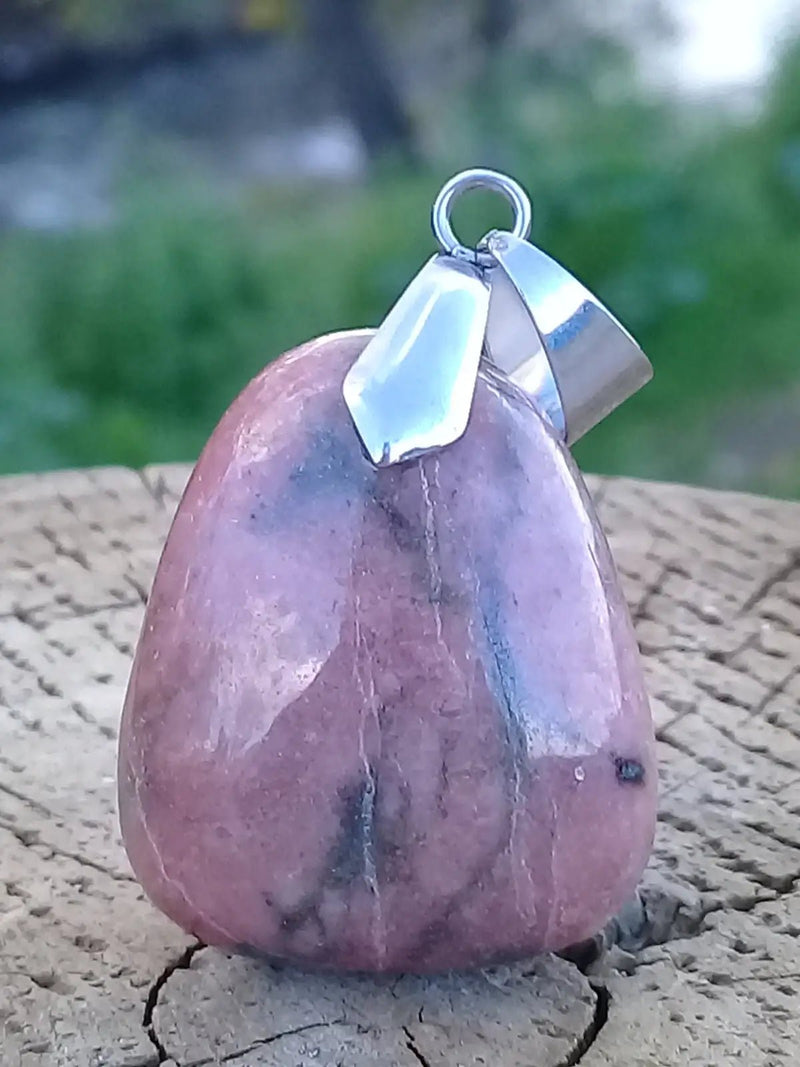 Load image into Gallery viewer, Rhodonite d’Argentine pendentif Grade A ++++ (fourni avec cordon) Rhodonite pendentif
