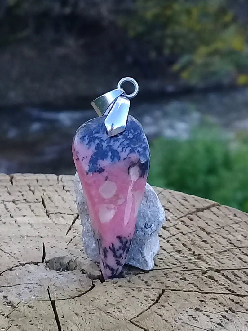 Load image into Gallery viewer, Rhodonite d’Argentine pendentif Grade A ++++ (fourni avec cordon) Rhodonite pendentif
