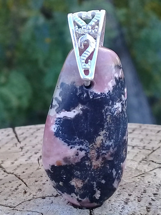 Rhodonite d’Argentine pendentif Grade A ++++ Fourni avec cordon Rhodonite pendentif Dans la besace du p'tit Poucet...   