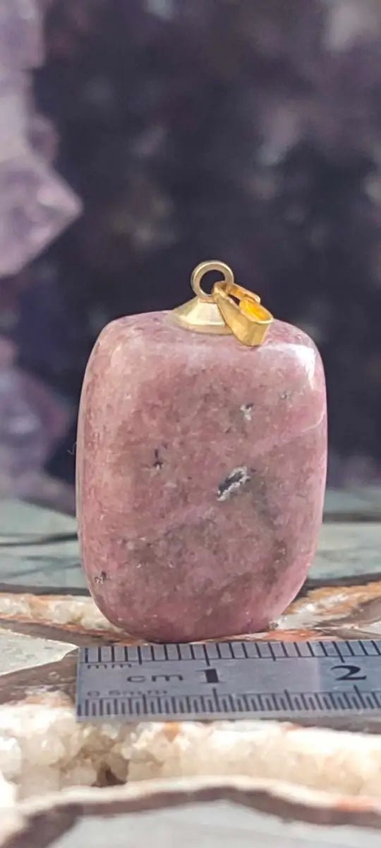 Load image into Gallery viewer, Rhodonite d’Argentine pendentif Grade A++++ (fourni avec cordon) Rhodonite d’Argentine pendentif
