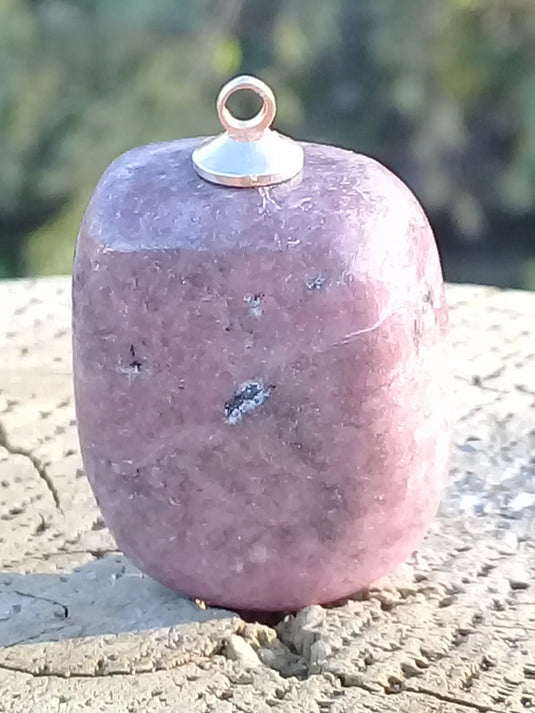 Rhodonite d’Argentine pendentif Grade A++++ Fourni avec cordon Rhodonite d'Argentine pendentif Dans la besace du p'tit Poucet   