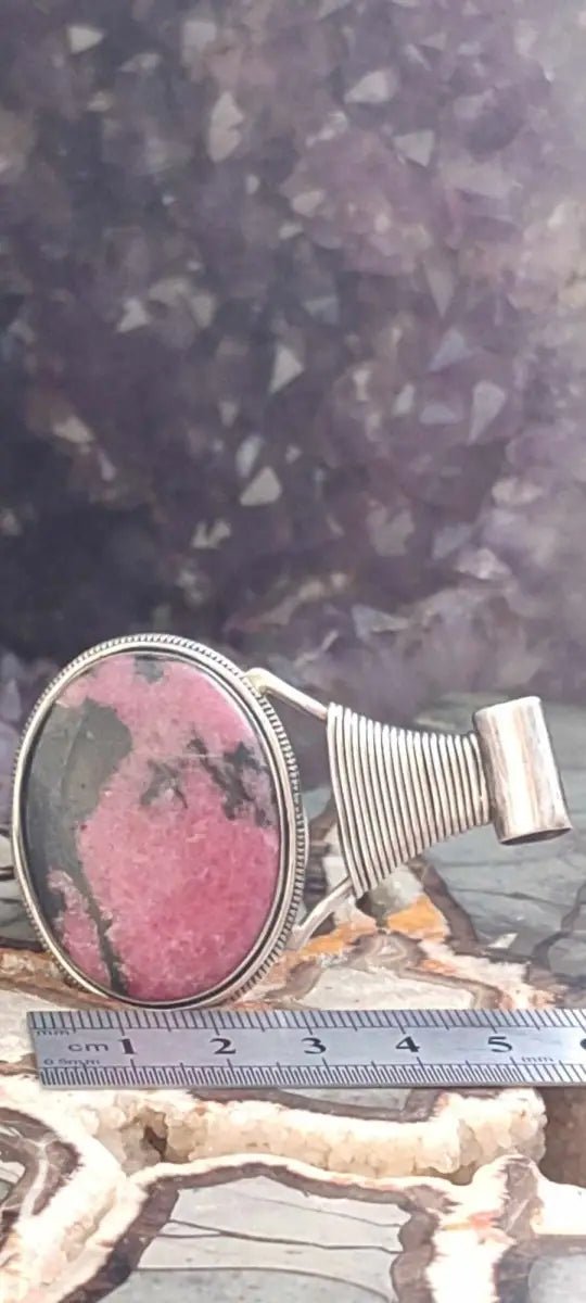 Load image into Gallery viewer, Rhodonite d’Argentine pendentif Grade A ++++ monté sur Argt Rhodié Rhodonite pendentif sur Argt Rhodié
