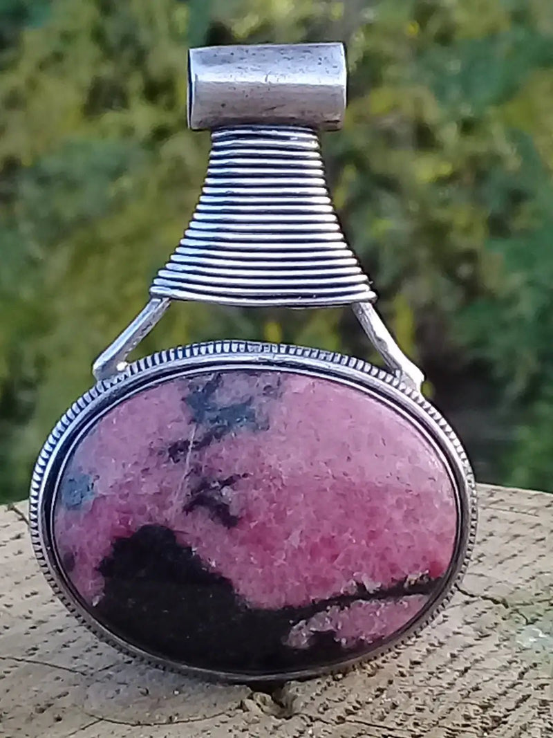 Load image into Gallery viewer, Rhodonite d’Argentine pendentif Grade A ++++ monté sur Argt Rhodié Rhodonite pendentif sur Argt Rhodié
