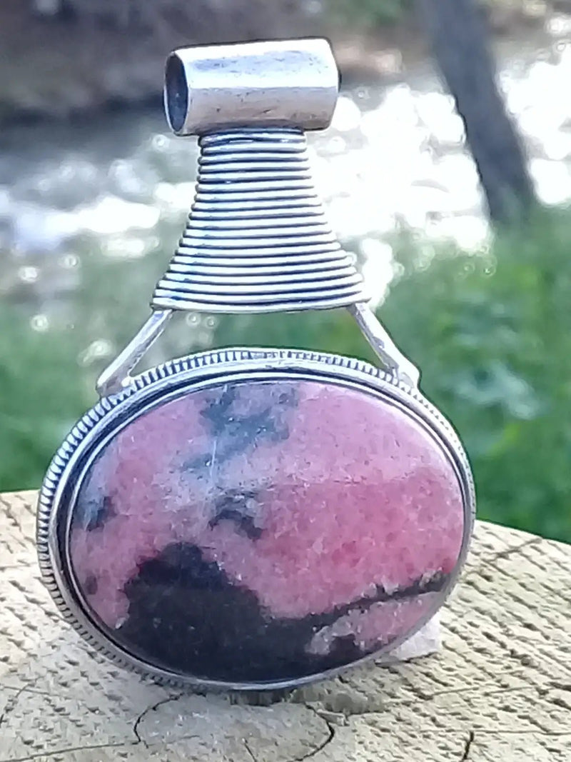 Load image into Gallery viewer, Rhodonite d’Argentine pendentif Grade A ++++ monté sur Argt Rhodié Rhodonite pendentif sur Argt Rhodié
