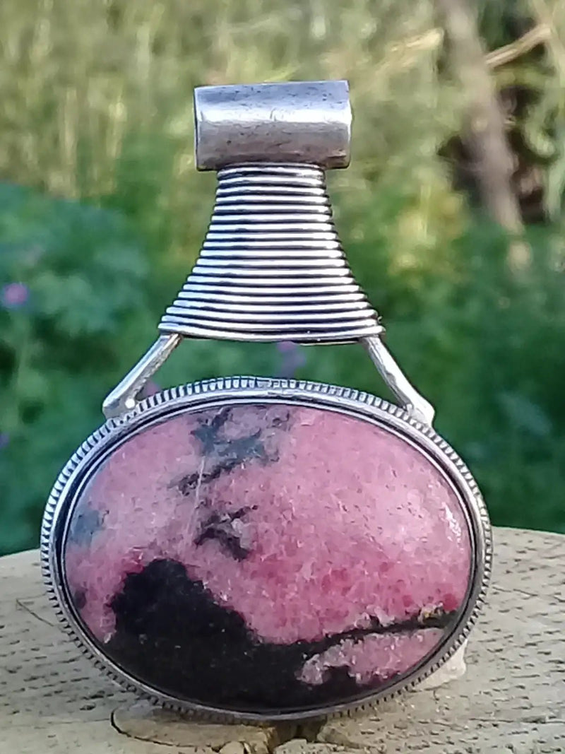 Load image into Gallery viewer, Rhodonite d’Argentine pendentif Grade A ++++ monté sur Argt Rhodié Rhodonite pendentif sur Argt Rhodié
