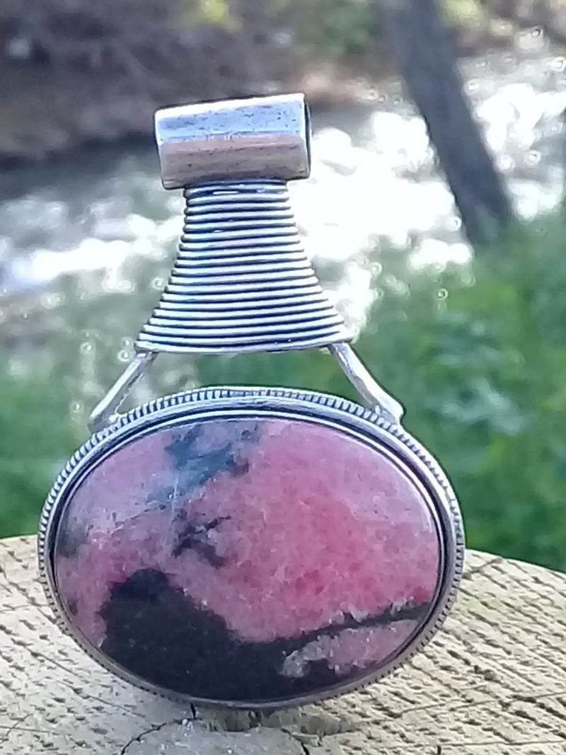 Load image into Gallery viewer, Rhodonite d’Argentine pendentif Grade A ++++ monté sur Argt Rhodié Rhodonite pendentif sur Argt Rhodié

