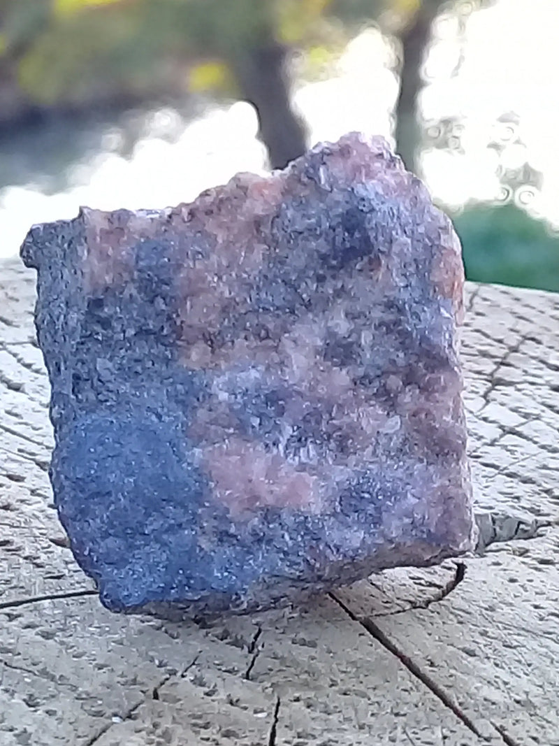 Cargue la imagen en el visor de la galería, Rhodonite d’Argentine pierre brute Grade A ++++ Rhodonite pierre brute Dans la besace du p&#39;tit Poucet...   

